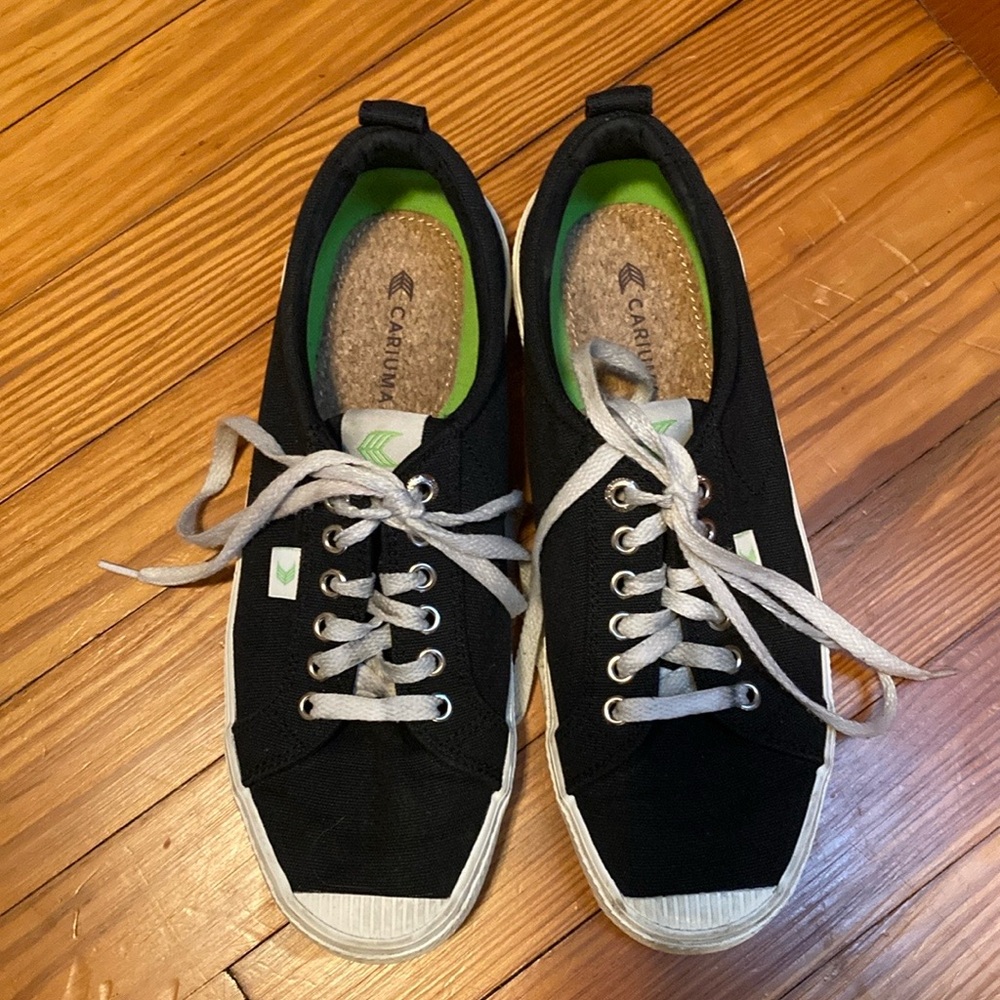 Cariuma Oka low top black canvas sneakers, men’s 8.5 or women’s 10